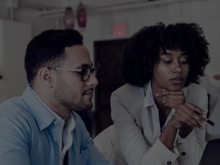 Reunião comercial entre dois profissionais